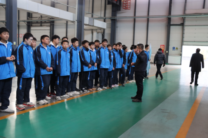 麥積職專學(xué)生走進(jìn)星火數(shù)控開展參觀學(xué)習(xí)活動(dòng)